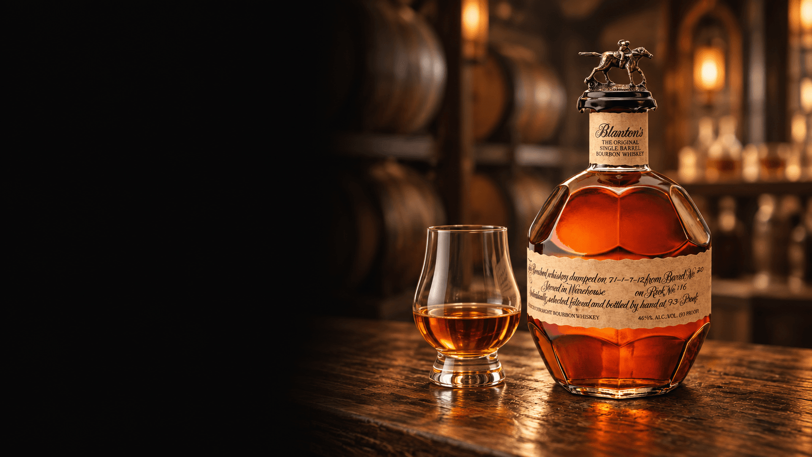 Blanton’s Original con vaso de whisky ante barricas de roble