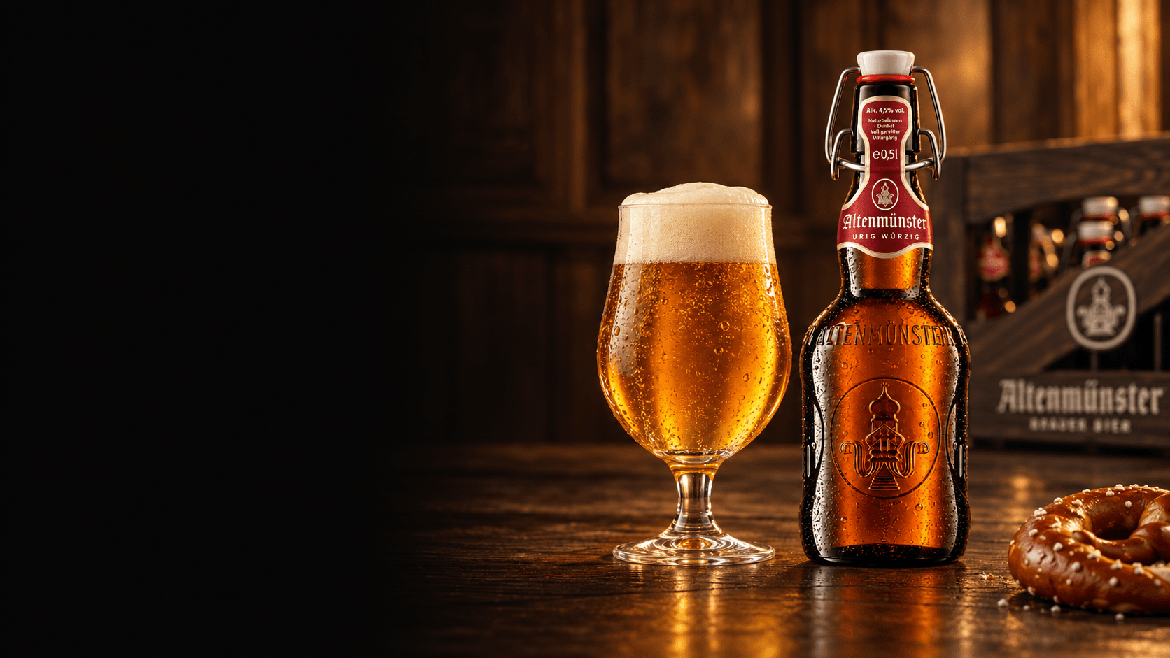 Altenmünster Urig Würzig con copa de cerveza y pretzel