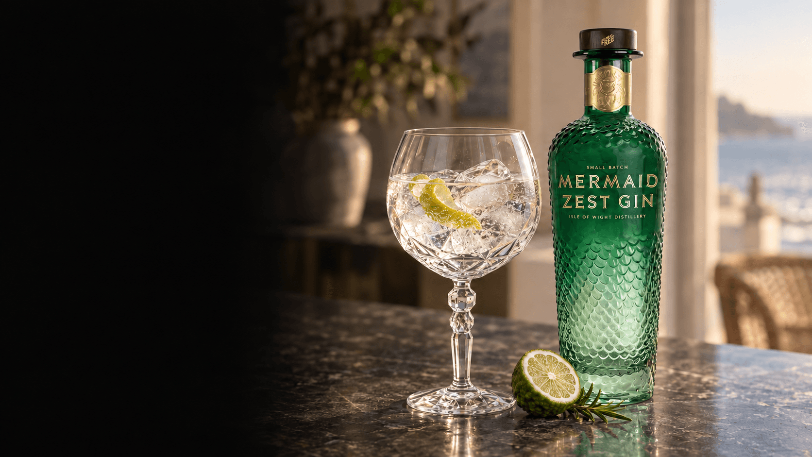 Mermaid Zest Gin con gin-tonic en copa balón Alkemist, bergamota y romero