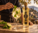 Un barman coloca menta en un Hugo Spritz junto a St-Germain en una terraza mediterránea