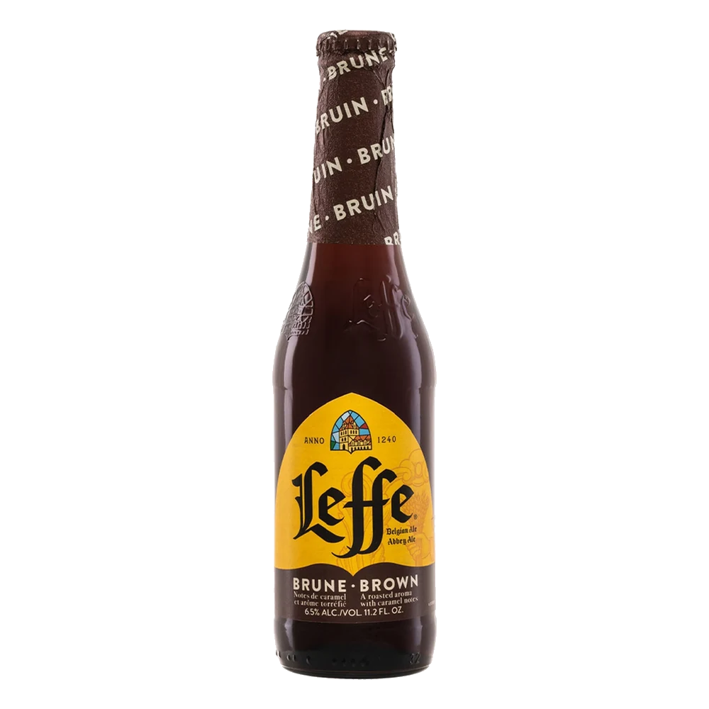 Leffe Brune 33 cl — sin fondo Botella de cerveza Leffe Brune 33 cl, Dubbel de abadía belga de 6,5% vol.